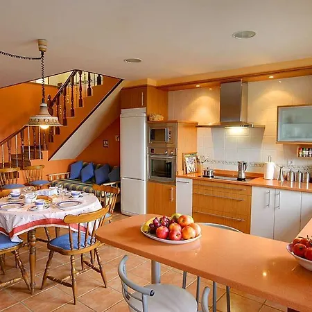 Sleeps 10 Pool Wifi Вилла